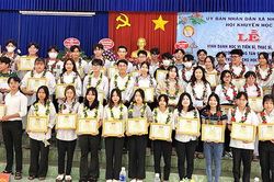Tuyên dương 2 tiến sĩ, 5 thạc sĩ và 150 tân sinh viên ở xã Nhơn Mỹ