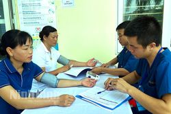 Trên 200 cán bộ, cộng tác viên dân số huyện Kim Sơn được khám, tư vấn sức khỏe