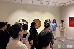 Nữ họa sĩ Nhật Bản vẽ "Trăng" bằng sơn mài Việt Nam