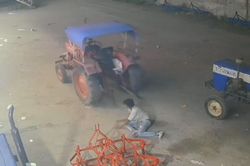 Tên trộm vụng về bị máy kéo cho 'ăn quả đắng'