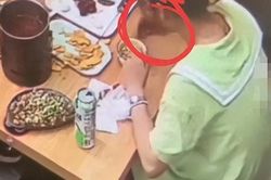 Cô gái đi ăn nhà hàng nào cũng đòi miễn phí, camera vạch trần chiêu trò tinh vi, chủ quán lập tức gọi cảnh sát