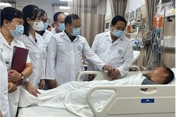 Thủ tướng đến thăm nạn nhân vụ cháy đang điều trị ở Bệnh viện Bạch Mai