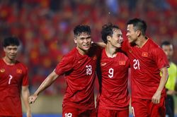 Bóng đá Việt Nam được mùa