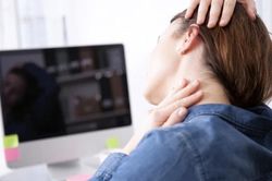 Bác sĩ cảnh báo thói quen bẻ cổ có thể gây ra tình trạng nguy hiểm