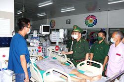 Nỗ lực cứu chữa quân nhân Bộ đội Biên phòng gặp nạn trong vụ cháy chung cư mini ở Khương Hạ