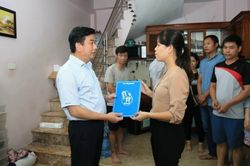 Báo Hànôịmới trao quà hỗ trợ khắc phục hậu quả vụ cháy ở quận Thanh Xuân