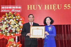 Nguyên Thường trực Ban Bí thư Lê Hồng Anh nhận Huy hiệu 55 năm tuổi Đảng