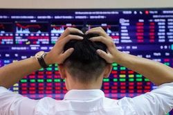 Khối ngoại xả mạnh, chứng khoán chật vật 'leo dốc'