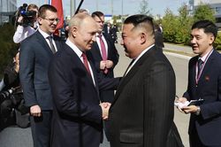 Chủ tịch Kim Jong Un và Tổng thống Putin gặp nhau tại sân bay vũ trụ ở Viễn Đông Nga