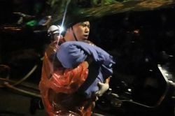 Cháy chung cư mini ở Khương Hạ: 'Cố lên con! Cháu còn thở, mọi người cố lên!'