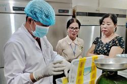 Hơn 30 người bị ngộ độc sau khi ăn bánh mì Phượng tại Hội An