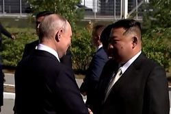 Video Chủ tịch Kim Jong Un gặp mặt và bắt tay Tổng thống Putin