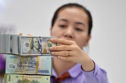 Giá USD ngân hàng bật tăng, vượt 24.300 đồng