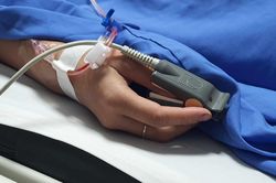 Gần 300 người ở một tỉnh nhiễm khuẩn chuyên tấn công vùng nhạy cảm, 1 ca tử vong