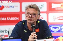 Huấn luyện viên Philippe Troussier không hài lòng với trận hòa U23 Singapore