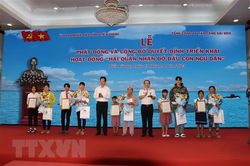 Quân chủng Hải quân nhận đỡ đầu con ngư dân mồ côi tỉnh Tiền Giang