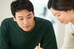 Sửng sốt khi chồng muốn nhận cháu trai làm con nuôi