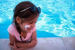 Giải đáp của chuyên gia: Có nên cho trẻ ở tuổi dậy thì dùng kem chống nắng?