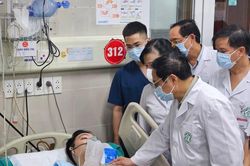 Thủ tướng yêu cầu 'làm hết sức' để cứu chữa người bệnh vụ cháy chung cư mini