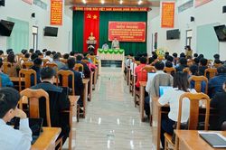 Lãnh đạo huyện Mang Yang đối thoại với người dân