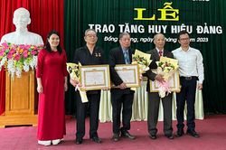 Trao Huy hiệu Đảng cho 38 đảng viên