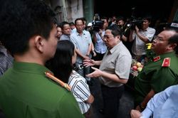Thủ tướng thị sát và thăm hỏi nạn nhân vụ cháy đặc biệt nghiêm trọng tại Hà Nội