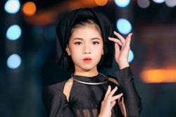 Mẫu nhí Linh Đan làm vedette kid, sánh bước cùng Hoa hậu Lương Thùy Linh