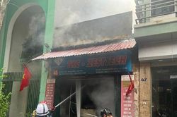 Kịp thời dập tắt đám cháy trên phố Lý Nam Đế