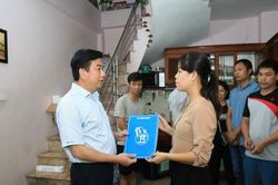 Báo Hànôịmới trao hỗ trợ nạn nhân vụ cháy ở quận Thanh Xuân