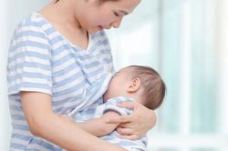 Những lợi ích vượt trội dễ thấy khi nuôi con bằng sữa mẹ