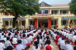 Khoảng 3000 học sinh và giáo viên của một huyện nghỉ học vì đau mắt đỏ