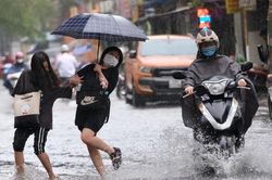 Đợt mưa lớn đang diễn ra tại miền Bắc, miền Trung sẽ kéo dài đến khi nào?