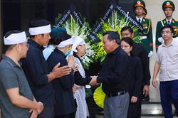 Lãnh đạo Thành ủy, Sở Y tế Hà Nội đến viếng lễ tang của hai gia đình nạn nhân vụ hỏa hoạn