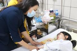 Phó Chủ tịch – Tổng Thư ký Nguyễn Thị Thu Hà thăm hỏi nạn nhân trong vụ cháy chung cư mini