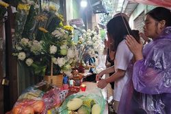 Người dân đội mưa đến chung cư mini bị cháy đặt hoa tưởng niệm các nạn nhân