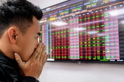 VIC và VHM bị bán tháo, VN-Index giảm tiếp hơn 14 điểm