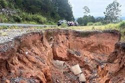 Quốc lộ 27C nối Đà Lạt và Nha Trang bị sạt lở nặng