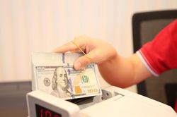Giá USD bán ra tại ngân hàng lên gần 24.400 đồng/USD