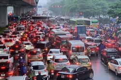 Mưa từ sáng sớm, đường tắc, dân công sở chật vật 'tìm lối' tới cơ quan