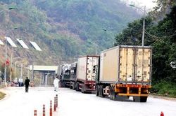Thông quan bình thường nông sản qua cửa khẩu Lạng Sơn
