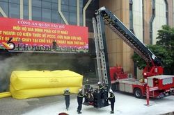 Cảnh sát PCCC hướng dẫn thoát nạn khi cháy chung cư