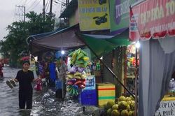 Mưa trắng trời, người dân TPHCM xách dép lội bì bõm trên quốc lộ