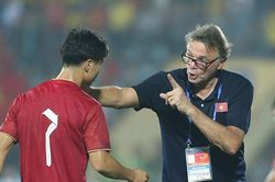 HLV Troussier cảnh báo, Công Phượng và Văn Toàn tìm lối thoát