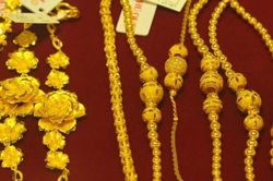 Giá USD bật tăng mạnh; Giá vàng lao dốc