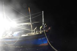 Tàu Hải quân 408 lai kéo tàu cá Phú Yên bị hỏng bánh lái trên biển