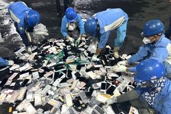 Hà Nội: Lực lượng chức năng dùng xe ủi cán nát hơn 600 chiếc Iphone