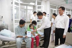 Vụ cháy chung cư mini Khương Hạ: Bảo hiểm Xã hội Việt Nam tặng quà hỗ trợ người bị thương