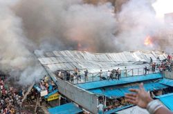 Hàng trăm cửa hàng bị thiêu rụi trong vụ cháy chợ ở Bangladesh