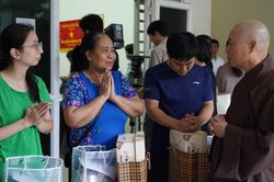 Hà Nội: Hòa thượng Thích Bảo Nghiêm thăm nạn nhân sau hỏa hoạn tại chung cư mini Khương Hạ