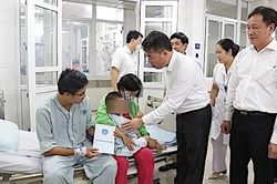 Lãnh đạo BHXH Việt Nam thăm hỏi, hỗ trợ người bị thương trong vụ cháy chung cư mini tại Hà Nội